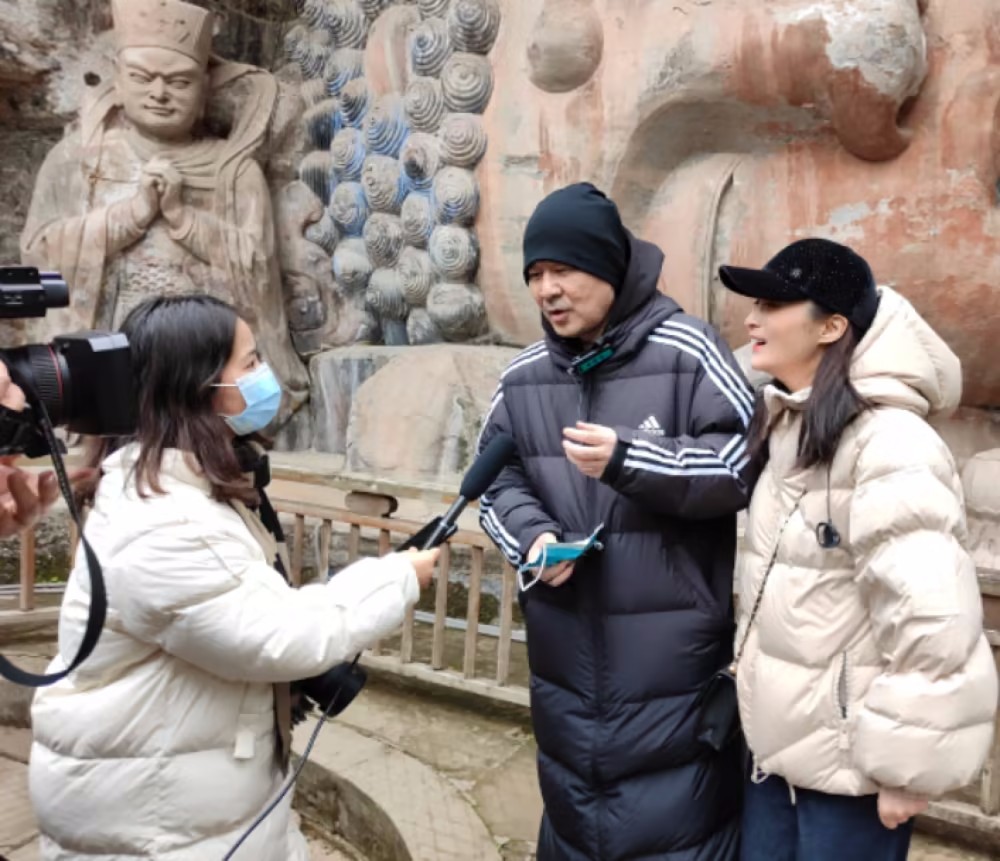 陈建斌陪老婆回重庆过年,逛名胜古迹,天使脸色发黄过敏